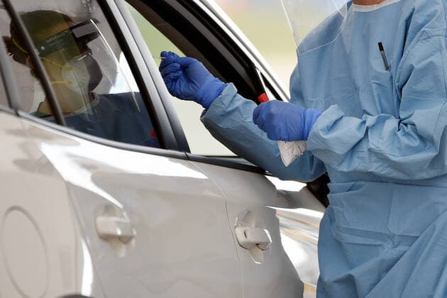 AUSTRALIA CORONAVIRUS COVID-19, Medical professionals are seen performing COVID-19 tests on members of the public at the Bondi Beach drive-through COVID-19 testing centre in Sydney, Monday, April 6, 2020. Additional COVID-19 testing centres have been set up in Sydney s eastern suburbs of Waverley and Bondi, after a cluster of COVID-!9 outbreaks in the area, leading to a rise in community transmissions. ( NO ARCHIVING, EDITORIAL USE ONLY, NO USE IN BOOKS WITHOUT CONSENT SYDNEY NSW AUSTRALIA  Copyright: xBIANCAxDExMARCHIx 20200406001461990806