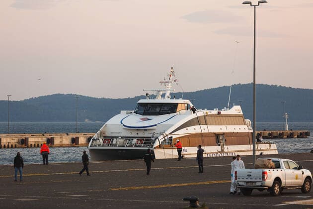 Coronavirus in Kroatien, Rückkehr von Italien-Reisenden nach Zadar PXL_Return of Croatian citizens from Italy 05.04.2020., Gazenica Port, Zadar, Croatia - Jadrolinija s catamaran Jelena brought 35 Croatian citizens from Ancona in Zadar, Croatia, April 5, 2020. This completes the agony of waiting for their departure from Italy where every day die hundreds of people from coronavirus (COVID-19). MarkoxDimic PIXSELL