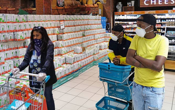 Coronavirus in Südafrika, Eindrücke aus Johannesburg (200406) -- JOHANNESBURG, April 6, 2020 -- Customers are seen at a supermarket in Johannesburg, South Africa, April 5, 2020. The total number of confirmed COVID-19 cases in South Africa has risen to 1,655, Health Minister Zweli Mkhize said on Sunday. ) SOUTH AFRICA-JOHANNESBURG-COVID-19-CONFIRMED CASES ChenxCheng 