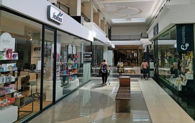 Coronavirus in Südafrika, Eindrücke aus Johannesburg (200406) -- JOHANNESBURG, April 6, 2020 -- People walk past closed shops in Johannesburg, South Africa, April 5, 2020. The total number of confirmed COVID-19 cases in South Africa has risen to 1,655, Health Minister Zweli Mkhize said on Sunday. ) SOUTH AFRICA-JOHANNESBURG-COVID-19-CONFIRMED CASES ChenxCheng 