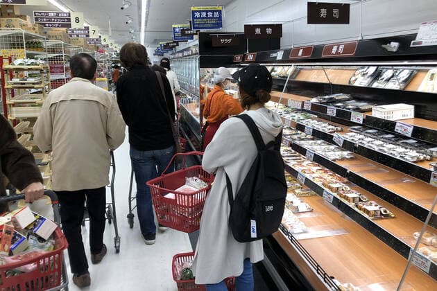 TOKYO, JAPAN - APRIL 6, 2020: People shop for food in a supermarket after Japan s government announced its intention to declare a state of emergency in Tokyo and Osaka in connection with a surge in new coronavirus cases during the pandemic of the novel coronavirus (COVID-19). Alexei Zavrachayev TASS  TS0D4824