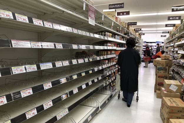 TOKYO, JAPAN - APRIL 6, 2020: People shop for food in a supermarket after Japan s government announced its intention to declare a state of emergency in Tokyo and Osaka in connection with a surge in new coronavirus cases during the pandemic of the novel coronavirus (COVID-19). Alexei Zavrachayev TASS  TS0D4837
