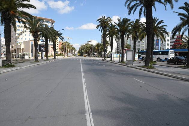 Coronavirus in Tunesien, Eindrücke aus Tunis (200406) -- TUNIS, April 6, 2020 (Xinhua) -- Photo taken on April 5, 2020 shows an empty street during the COVID-19 pandemic in the center of Tunis, Tunisia. (Photo by Adele Ezzine Xinhua) TUNISIA-TUNIS-STREET VIEW 