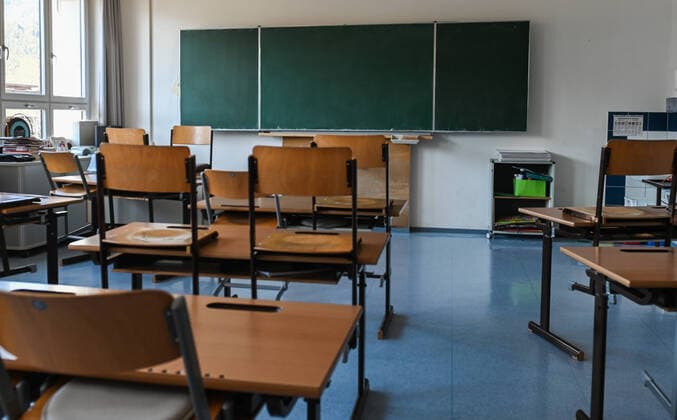 Pictures show an empty classroom in the NMS Zirl