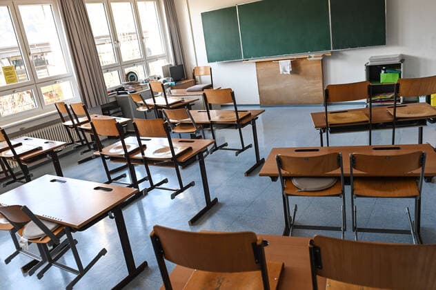 Pictures show an empty classroom in the NMS Zirl