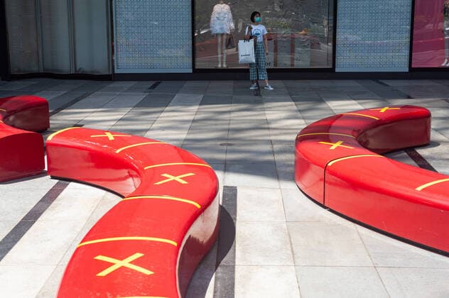 02 04 2020, Singapore, Republic of Singapore, Asia In order to limit the spread of the pandemic corona virus, measures have been introduced to maintain safety distances Safe Distancing in public life Safe Distancing in public life has been introduced In front of the ION Orchard shopping centre, benches are taped with yellow