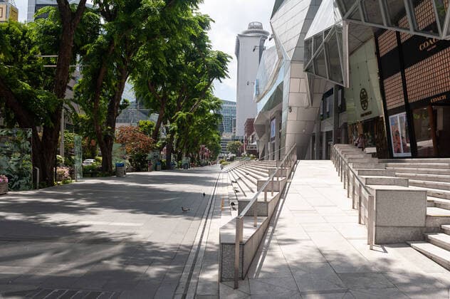 02 04 2020, Singapore, Republic of Singapore, Asia A view along the deserted Orchard Road shopping street with the Wisma Atria shopping mall Since the outbreak of the Corona Pandemic the number of people in public life has decreased considerably.