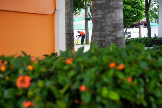 02 04 2020, Singapore, Republic of Singapore, Asia A street sweeper is cleaning a footpath on the shore in Marina Bay Since the outbreak of the Corona Pandemic, the number of foreign visitors has completely decreased.