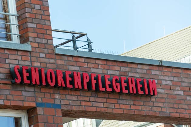 Kiel, retirement homes and nursing homes tighten visiting conditions also for relatives due to the corona virus pandemic Kiel Southern Cemetery Schleswig Holstein Germany