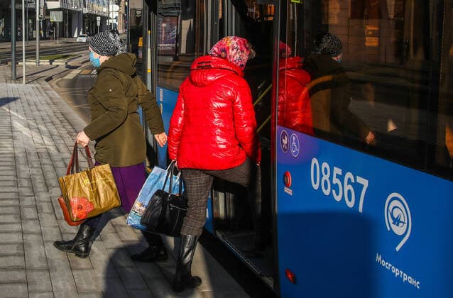 MOSCOW, RUSSIA - APRIL 6, 2020: People in face masks board and disembark from a bus at Bolshaya Dorogomilovskaya Street during the pandemic of the novel coronavirus (COVID-19). Public transport continues to operate, however people are told not to leave home except for essential purposes. As of 6 April 2020, Russia has reported more than 6,300 confirmed cases of the novel coronavirus, with more than 4,400 confirmed cases in Moscow. Since 30 March 2020, Moscow has been on lockdown in connection with the pandemic. The Russian government announced a paid period off work for employed people and school holidays, which is expected to last till the end of April. Valery Sharifulin TASS  TS0D4858