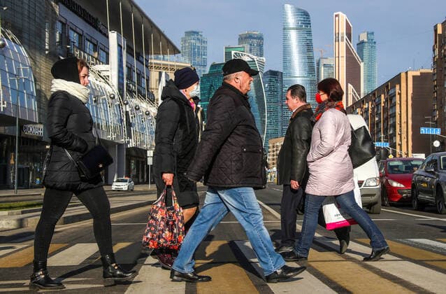 MOSCOW, RUSSIA - APRIL 6, 2020: People cross Bolshaya Dorogomilovskaya Street during the pandemic of the novel coronavirus (COVID-19). Public transport continues to operate, however people are told not to leave home except for essential purposes. As of 6 April 2020, Russia has reported more than 6,300 confirmed cases of the novel coronavirus, with more than 4,400 confirmed cases in Moscow. Since 30 March 2020, Moscow has been on lockdown in connection with the pandemic. The Russian government announced a paid period off work for employed people and school holidays, which is expected to last till the end of April. Valery Sharifulin TASS  TS0D4859
