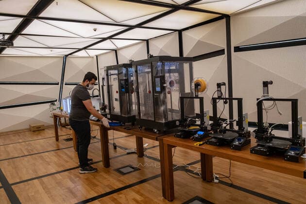 Coronavirus in der Türkei, Herstellung von Schutzmasken mit 3d Druck (200406) -- ISTANBUL, April 6, 2020 (Xinhua) -- A volunteer controls 3D printers to produce face shields in Istanbul, Turkey, April 5, 2020. TO GO WITH Feature: Turkish volunteers produce face shields with 3D printers amid COVID-19 outbreak (Photo by Yasin Akgul Xinhua) TURKEY-ISTANBUL-COVID-19-3D PRINTING-FACE SHIELDS 