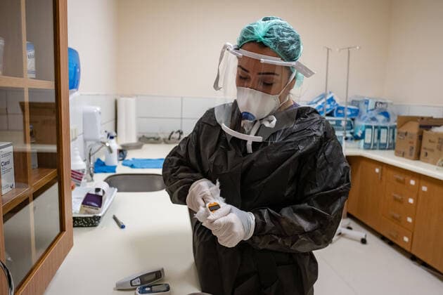 Coronavirus in der Türkei, Herstellung von Schutzmasken mit 3d Druck (200406) -- ISTANBUL, April 6, 2020 (Xinhua) -- A medical worker wearing a face shield produced by 3D printers is seen in Istanbul, Turkey, April 5, 2020. TO GO WITH Feature: Turkish volunteers produce face shields with 3D printers amid COVID-19 outbreak (Photo by Yasin Akgul Xinhua) TURKEY-ISTANBUL-COVID-19-3D PRINTING-FACE SHIELDS 