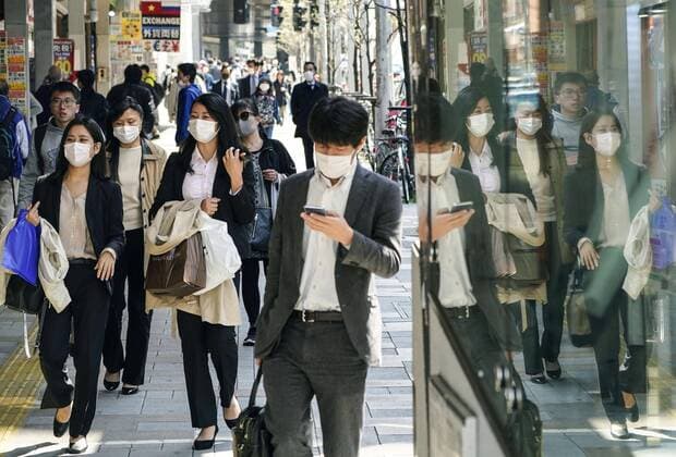 New coronavirus Masked people walk in Tokyo s Shinjuku area on April 6, 2020, amid the spread of the new coronavirus. 