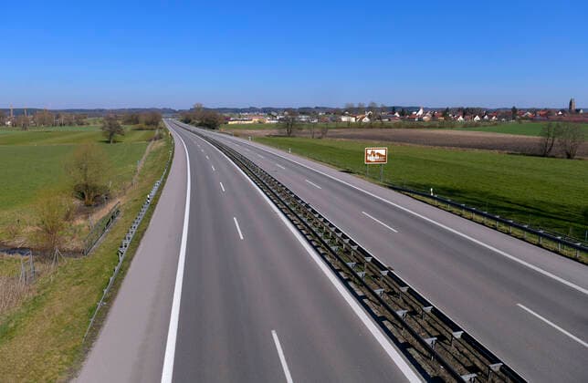 05 04 2020, Sunday afternoon, Empty motorways due to corona virus pandemic, here the motorway A96 near Mindelheim By order of the Bavarian state government an exit restriction due to the corona crisis applies until further notice 05 04 2020, Empty motorways due to corona virus 05 04 2020, Empty motorways due to corona virus