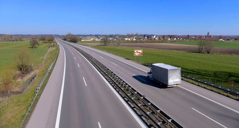 05 04 2020, Sunday afternoon, empty motorways due to corona virus pandemic, here the motorway A96 near Mindelheim By order of the Bavarian state government, an exit restriction due to the corona crisis applies until further notice A truck is allowed to drive because the Sunday driving ban has been lifted as an exception 05 04 2020, empty motorways due to corona virus 05 04 2020, empty motorways due to corona virus
