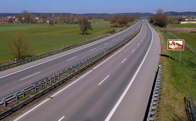 05 04 2020, Sunday afternoon, Empty motorways due to corona virus pandemic, here the motorway A96 near Mindelheim By order of the Bavarian state government an exit restriction due to the corona crisis applies until further notice 05 04 2020, Empty motorways due to corona virus 05 04 2020, Empty motorways due to corona virus