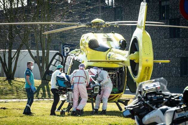 Coronavirus in den Niederlande, Helikopter zum Patiententransport in Nieuwegein NIEUWEGEIN, 05-04-2020, Special medical transport helicopter for transferring corona patients between Dutch and Germany hospitals called the Lifeliner5. Special medical transport helicopter fot coronapatiens  x7720445x Copyright: