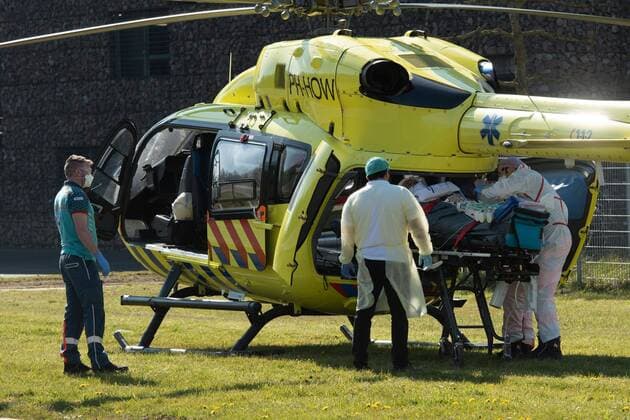 Coronavirus in den Niederlande, Helikopter zum Patiententransport in Nieuwegein NIEUWEGEIN, 05-04-2020, Special medical transport helicopter for transferring corona patients between Dutch and Germany hospitals called the Lifeliner5. Special medical transport helicopter fot coronapatiens  x7720448x Copyright: