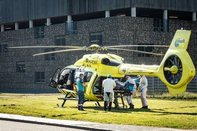 Coronavirus in den Niederlande, Helikopter zum Patiententransport in Nieuwegein NIEUWEGEIN, 05-04-2020, Special medical transport helicopter for transferring corona patients between Dutch and Germany hospitals called the Lifeliner5. Special medical transport helicopter fot coronapatiens  x7720450x Copyright: