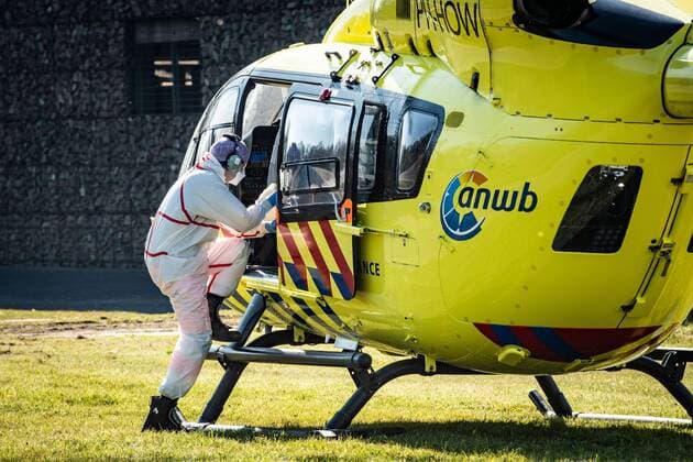 Coronavirus in den Niederlande, Helikopter zum Patiententransport in Nieuwegein NIEUWEGEIN, 05-04-2020, Special medical transport helicopter for transferring corona patients between Dutch and Germany hospitals called the Lifeliner5. Special medical transport helicopter fot coronapatiens  x7720456x Copyright: