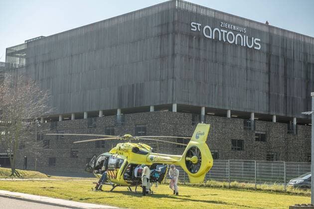 Coronavirus in den Niederlande, Helikopter zum Patiententransport in Nieuwegein NIEUWEGEIN, 05-04-2020, Special medical transport helicopter for transferring corona patients between Dutch and Germany hospitals called the Lifeliner5. Special medical transport helicopter fot coronapatiens  x7720459x Copyright: