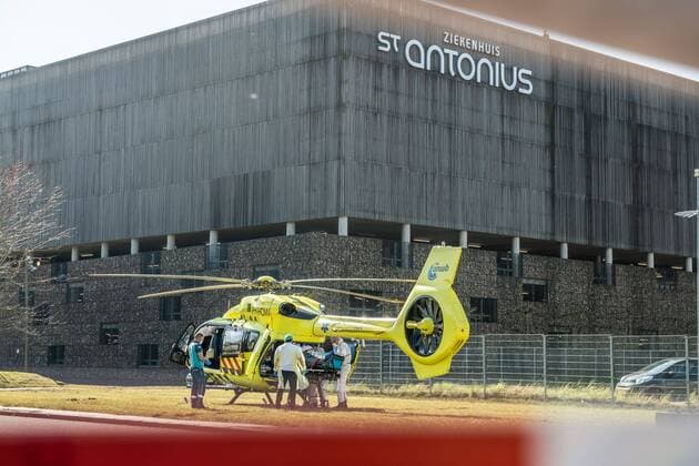 Coronavirus in den Niederlande, Helikopter zum Patiententransport in Nieuwegein NIEUWEGEIN, 05-04-2020, Special medical transport helicopter for transferring corona patients between Dutch and Germany hospitals called the Lifeliner5. Special medical transport helicopter fot coronapatiens  x7720460x Copyright:
