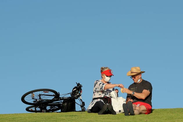AUSTRALIA CORONAVIRUS COVID-19, Members of the public are seen on a hill overlooking Scarborough Beach in Perth, Monday, April 6, 2020. Beaches in Perth remain open but people must still adhere to social distancing rules. ( NO ARCHIVING, EDITORIAL USE ONLY, NO USE IN BOOKS WITHOUT CONSENT PERTH WA AUSTRALIA  Copyright: xRICHARDxWAINWRIGHTx 20200406001462004731