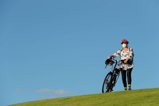 AUSTRALIA CORONAVIRUS COVID-19, Members of the public are seen on a hill overlooking Scarborough Beach in Perth, Monday, April 6, 2020. Beaches in Perth remain open but people must still adhere to social distancing rules. ( NO ARCHIVING, EDITORIAL USE ONLY, NO USE IN BOOKS WITHOUT CONSENT PERTH WA AUSTRALIA  Copyright: xRICHARDxWAINWRIGHTx 20200406001462004808