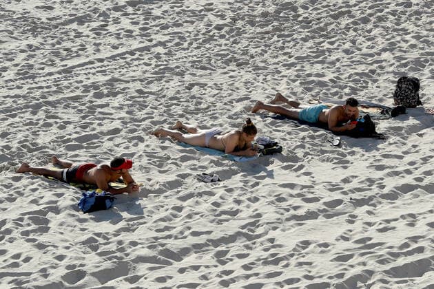 AUSTRALIA CORONAVIRUS COVID-19, Members of the public are seen adhering to social distancing rules at Cottesloe Beach in Perth, Monday, April 6, 2020. Beaches in Perth remain open but people must still adhere to social distancing rules. ( NO ARCHIVING, EDITORIAL USE ONLY, NO USE IN BOOKS WITHOUT CONSENT PERTH WA AUSTRALIA  Copyright: xRICHARDxWAINWRIGHTx 20200406001462004827