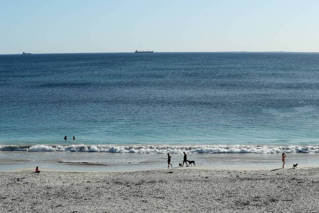 AUSTRALIA CORONAVIRUS COVID-19, Members of the public are seen adhering to social distancing rules in Perth, Monday, April 6, 2020. Beaches in Perth remain open but people must still adhere to social distancing rules. ( NO ARCHIVING, EDITORIAL USE ONLY, NO USE IN BOOKS WITHOUT CONSENT PERTH WA AUSTRALIA  Copyright: xRICHARDxWAINWRIGHTx 20200406001462004922