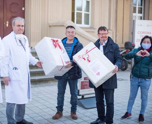 Representatives of the Vietnamese community hand over about 1200 self-sewn mouth and nose masks and disinfectants to Prof Dr Emil Reisinger, Scientific Director and Head of the Department of Tropical Medicine and Infectiology at the University Medical Center Rostock In 10 days the washable masks were sewn by Vietnamese for the Copyright: FrankxHormannx xnordlicht
