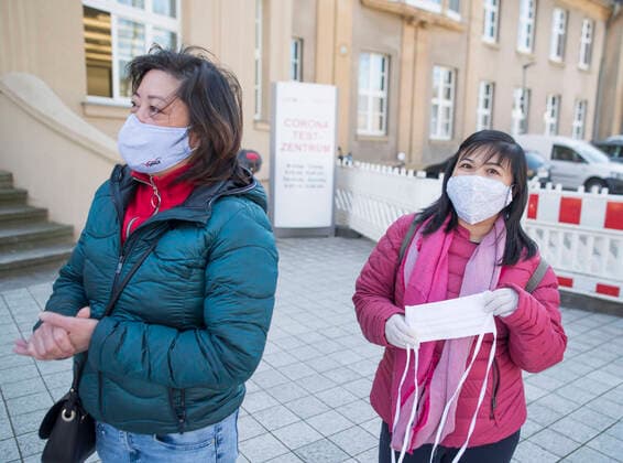 Representatives of the Vietnamese community hand over about 1200 self-sewn mouth and nose masks and disinfectants to Prof Dr Emil Reisinger, Scientific Director and Head of the Department of Tropical Medicine and Infectiology at the University Medical Center Rostock In 10 days the washable masks were sewn by Vietnamese for the Copyright: FrankxHormannx xnordlicht
