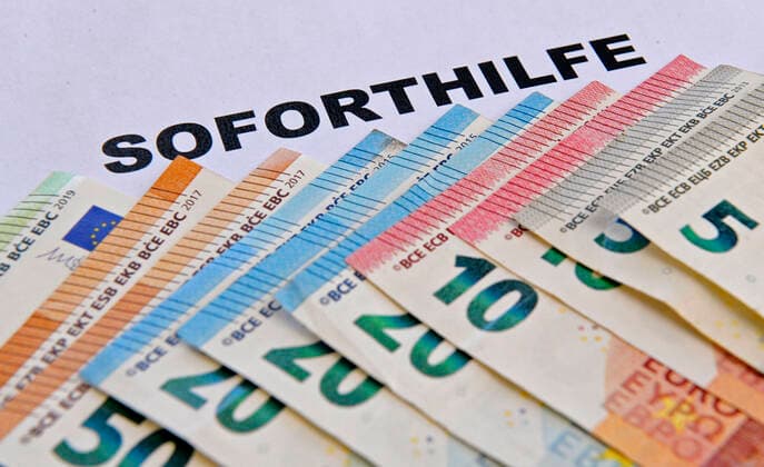 06 04 2020, symbolic image Emergency aid for self-employed people, artists and freelancers who suffer financial losses due to the corona pandemic 06 04 2020, Emergency aid due to corona crisis 06 04 2020, Emergency aid due to corona crisis