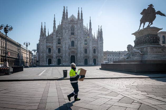 Coronavirus in Italien, Eindrücke aus Mailand Milan - Coronavirus emergency - Civil protection volunteers deliver masks and gloves to the keepers of the Royal Palace (Marco Passaro Fotogramma, Milan - 2020-04-06) p.s. la foto e utilizzabile nel rispetto del contesto in cui e stata scattata, e senza intento diffamatorio del decoro delle persone rappresentate  Copyright: xMarcoxPassarox xFOTOGRAMMAx