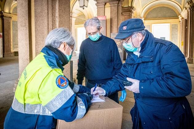 Coronavirus in Italien, Eindrücke aus Mailand Milan - Coronavirus emergency - Civil protection volunteers deliver masks and gloves to the keepers of the Royal Palace (Marco Passaro Fotogramma, Milan - 2020-04-06) p.s. la foto e utilizzabile nel rispetto del contesto in cui e stata scattata, e senza intento diffamatorio del decoro delle persone rappresentate  Copyright: xMarcoxPassarox xFOTOGRAMMAx