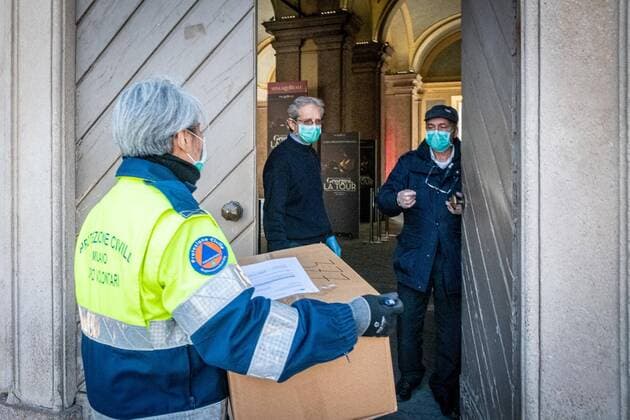 Coronavirus in Italien, Eindrücke aus Mailand Milan - Coronavirus emergency - Civil protection volunteers deliver masks and gloves to the keepers of the Royal Palace (Marco Passaro Fotogramma, Milan - 2020-04-06) p.s. la foto e utilizzabile nel rispetto del contesto in cui e stata scattata, e senza intento diffamatorio del decoro delle persone rappresentate  Copyright: xMarcoxPassarox xFOTOGRAMMAx
