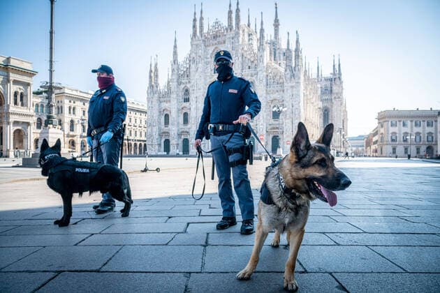 Coronavirus in Italien, Eindrücke aus Mailand Milan - Coronavirus emergency - Poliza checks on patrol with dogs in Piazza Duomo (Marco Passaro Fotogramma, Milan - 2020-04-06) p.s. la foto e utilizzabile nel rispetto del contesto in cui e stata scattata, e senza intento diffamatorio del decoro delle persone rappresentate  Copyright: xMarcoxPassarox xFOTOGRAMMAx