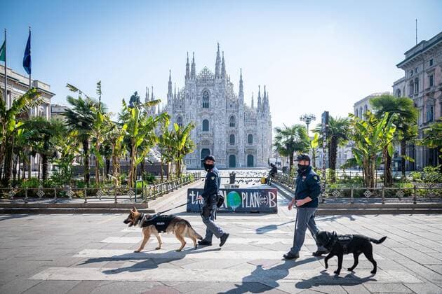 Coronavirus in Italien, Eindrücke aus Mailand Milan - Coronavirus emergency - Poliza checks on patrol with dogs in Piazza Duomo (Marco Passaro Fotogramma, Milan - 2020-04-06) p.s. la foto e utilizzabile nel rispetto del contesto in cui e stata scattata, e senza intento diffamatorio del decoro delle persone rappresentate  Copyright: xMarcoxPassarox xFOTOGRAMMAx
