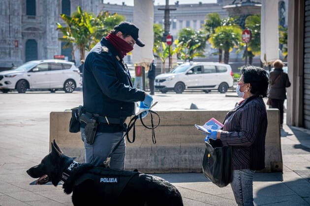 Milan - Coronavirus emergency - Poliza checks on patrol with dogs in Piazza dei mercanti (Marco Passaro Fotogramma, Milan - 2020-04-06) p.s. la foto e utilizzabile nel rispetto del contesto in cui e stata scattata, e senza intento diffamatorio del decoro delle persone rappresentate  Copyright: xMarcoxPassarox xFOTOGRAMMAx