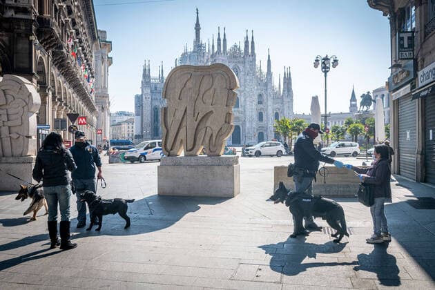 Milan - Coronavirus emergency - Poliza checks on patrol with dogs in Piazza dei mercanti (Marco Passaro Fotogramma, Milan - 2020-04-06) p.s. la foto e utilizzabile nel rispetto del contesto in cui e stata scattata, e senza intento diffamatorio del decoro delle persone rappresentate  Copyright: xMarcoxPassarox xFOTOGRAMMAx