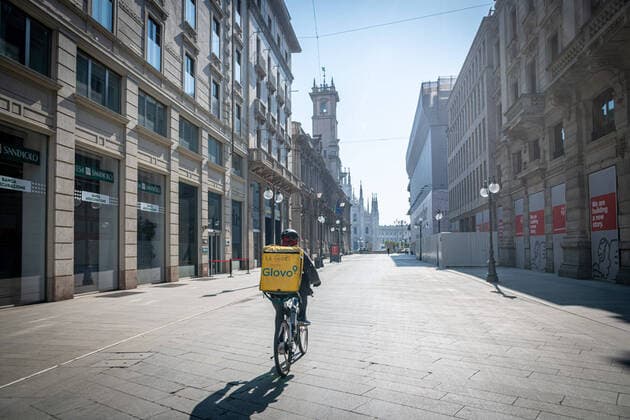Milan - Daily life in the center at the time of the Coronavirus. Piazza dei Mercanti, a rider (Marco Passaro Fotogramma, Milan - 2020-04-06) p.s. la foto e utilizzabile nel rispetto del contesto in cui e stata scattata, e senza intento diffamatorio del decoro delle persone rappresentate  Copyright: xMarcoxPassarox xFOTOGRAMMAx
