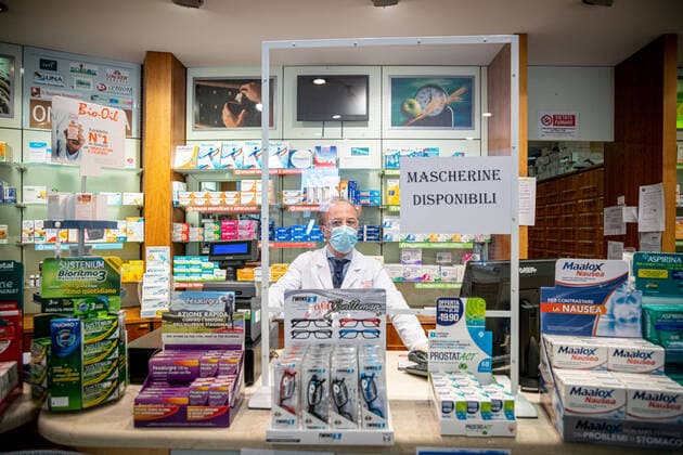 Milan - Daily life in the center at the time of the Coronavirus. Duomo pharmacy, the distribution of the free masks of the municipality has not yet started. The masks on sale are still available (Marco Passaro Fotogramma, Milan - 2020-04-06) p.s. la foto e utilizzabile nel rispetto del contesto in cui e stata scattata, e senza intento diffamatorio del decoro delle persone rappresentate  Copyright: xMarcoxPassarox xFOTOGRAMMAx