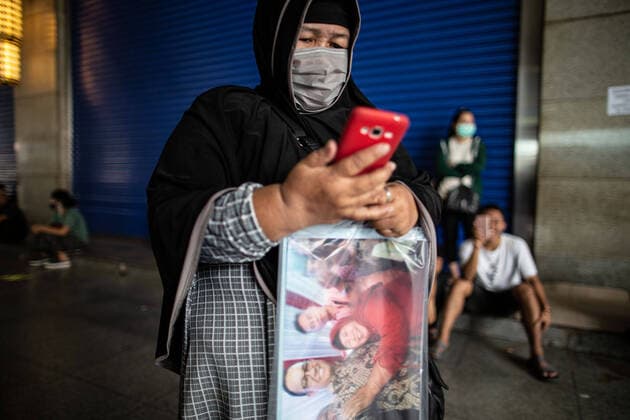 Coronavirus in Indonesien, Eindrücke aus Jakarta April 6, 2020, Jakarta, Jakarta, Indonesia: Jakarta, Indonesia, 06 April 2020 : Police try to dismiss people at Tanah Abang Market in Jakarta as the market extend the closing until 19 April 2020 due to corona virus break. Indonesia declare of Public Health Emergency and Massive Social Distancing Movement. Jakarta Indonesia - ZUMAh128 20200406_zap_h128_005 Copyright: xDonalxHusnix