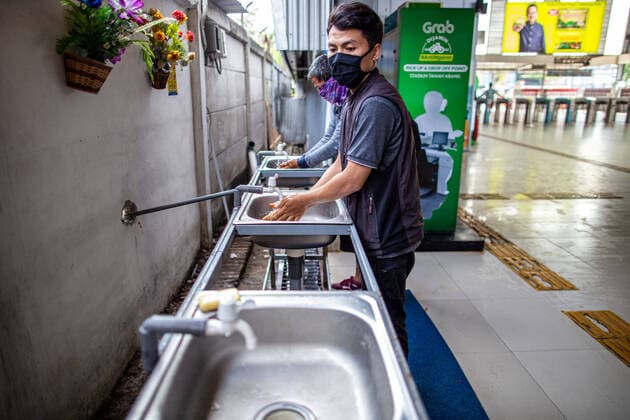 Coronavirus in Indonesien, Eindrücke aus Jakarta April 6, 2020, Jakarta, Jakarta, Indonesia: Jakarta, Indonesia, 06 April 2020 : Jakarta, Indonesia, 06 April 2020 : With number of Corona Virus infection increasing in Indonesia especially Jakarta, many area in public now provided with washing hand facility, including the one that provided at Tanah Abang Station-Jakarta. Jakarta Indonesia - ZUMAh128 20200406_zap_h128_006 Copyright: xDonalxHusnix