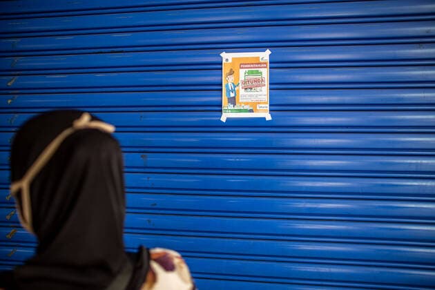 Coronavirus in Indonesien, Eindrücke aus Jakarta April 6, 2020, Jakarta, Jakarta, Indonesia: Jakarta, Indonesia, 06 April 2020 : Police try to dismiss people at Tanah Abang Market in Jakarta as the market extend the closing until 19 April 2020 due to corona virus break. Indonesia declare of Public Health Emergency and Massive Social Distancing Movement. Jakarta Indonesia - ZUMAh128 20200406_zap_h128_017 Copyright: xDonalxHusnix