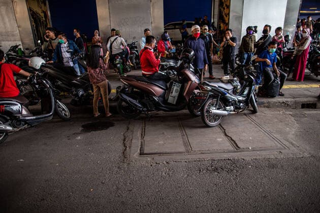 Coronavirus in Indonesien, Eindrücke aus Jakarta April 6, 2020, Jakarta, Jakarta, Indonesia: Jakarta, Indonesia, 06 April 2020 : Police try to dismiss people at Tanah Abang Market in Jakarta as the market extend the closing until 19 April 2020 due to corona virus break. Indonesia declare of Public Health Emergency and Massive Social Distancing Movement. Jakarta Indonesia - ZUMAh128 20200406_zap_h128_031 Copyright: xDonalxHusnix
