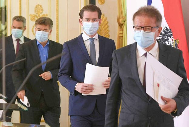 Â photonews.at APA HELMUT FOHRINGER Handout - Corona Virus Krise - Wien 06.04.2020 - Heute am Vormittag fand im Bundeskanzleramt eine Pressekonferenz mit der Regierungsspitze statt bei der es um den aktuellen Stand bei dem sich immer weiter verbreitenden Coronavirus ging. Es wurden u.a. die Maskenpflicht ausgeweitet und der Fahrplan zur Wiederbelebung des Handels und Gewerbes bekanntgegeben. Wegen der Maßnahmen zur Eindämmung des Coronavirus ist die Regierung hinter neu augestellten Glasfronten aufgetreten und auch die Teilnahme von Medien an den Pressekonferenzen ist weiterhin sehr einschgeschränkt. PHOTO: (v.L.) Innenminister Karl Nehammer (ÖVP), Vizekanzler Werner Kogler (Grüne)Bundeskanzler Sebastian Kurz (ÖVP), Gesundheitsminister Rudolf Anschober (Grüne), alle mit Mund-Nasen Schutz Maske während der PK. Vienna (AUSTRIA) 