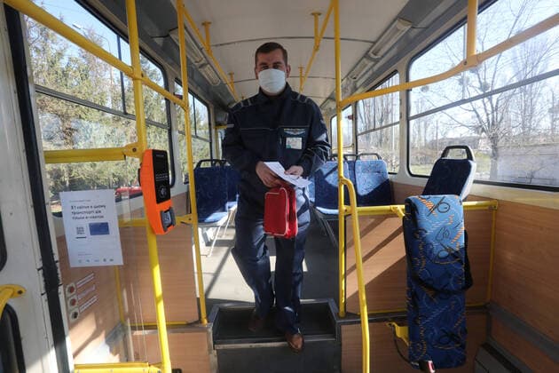 KYIV, UKRAINE - APRIL 06, 2020 - Tram driver wearing a medical mask is seen in the passenger compartment, Kyiv, capital of Ukraine. Medical examination for public transport drivers conducted in Kyiv  Copyright: xYuliiaxOvsyannikovax