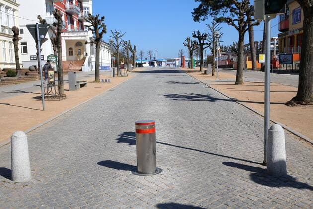 Nothing goes more at the sea View on Monday 06 04 2020 of the almost empty seaside resort of Zinnowitz County Vorpommern Greifswald Island Usedom The place currently provides a foretaste of the upcoming Easter weekend According to a regulation of the local government, locals will no longer be allowed to